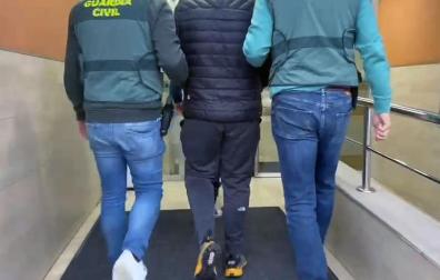 Momento en el que agentes de la Guardia Civil trasladan al detenido a dependencias policiales