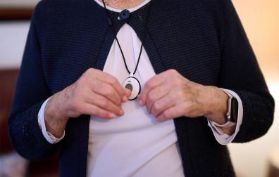 Medallón de teleasistencia utilizado por María Luisa Zapatero, de 80 años