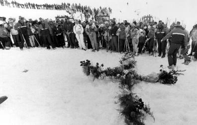 Ofrenda floral en homenaje a las víctimas en Candanchú, el 26 de enero de 1985