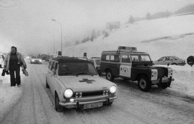Efectivos sanitarios, el 19 de enero de 1985, en Candanchú