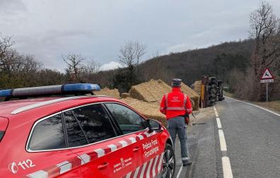 Un agente de la Policía Foral, junto al camión que ha volcado en la N-135