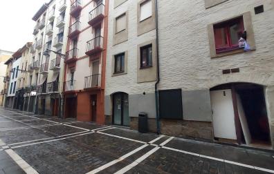 El edificio, situado en Tejería 41, consta de un bajo que alberga un local, donde Policía Foral llevó a cabo las dos detenciones por tráfico de drogas la semana pasada.