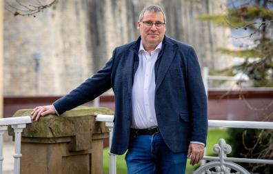Javier Conde, ayer por la mañana en los exteriores del frontón Labrit. El pamplonés es el nuevo presidente de la Federación Española de Pelota