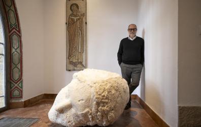 El artista madrileño Javier Viver posa con la cabeza de sal que puede contemplarse en el expacio expositivo del Colegio Mayor Belagua (UN)