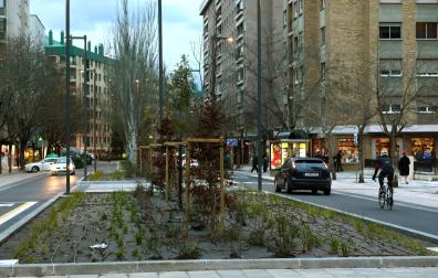 Mediana ampliada y pasos elevados tras las obras en la calle Iturrama