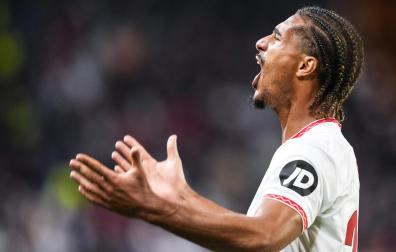 Loic Bade del Sevilla F celebrando un gol durante el partido