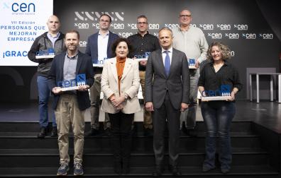 Foto de familia de los premiados, con Daniel Balseiro y Norma Beatriz Pedraza en primera fila, junto a la consejera Carmen Maeztu y el presidente de la CEN, Manuel Piquer