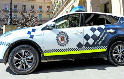 Un vehículo de Policía Municipal estacionado en la plaza