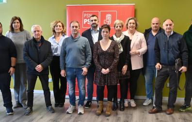 Alcaldes y representantes del PSN en Tierra Estella durante su comparecencia este viernes 30 de enero en el polideportivo de Villatuerta.