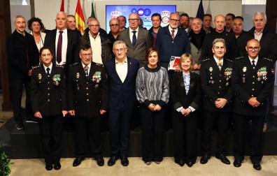 Foto de familia de las autoridades presentes en el acto junto con algunos de los agentes homenajeados /