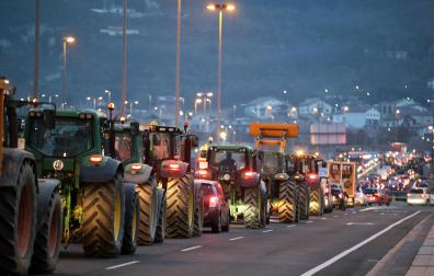 Hilera de tractores en la ronda norte de Pamplona, a la altura de Berriozar, en la madrugada del 6F de 2024