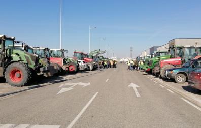 Imagen de tractores recién llegados al polígono La Nava para iniciar un recorrido conmemorativo de la protesta histórica del 6F de 2024