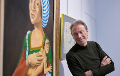 Alfredo Goñi, junto al óleo 'Mujer y mascota'