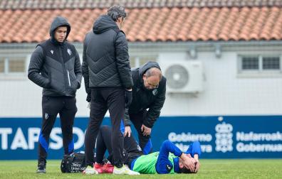 Raúl, tendido en el suelo tras caer lesionado.