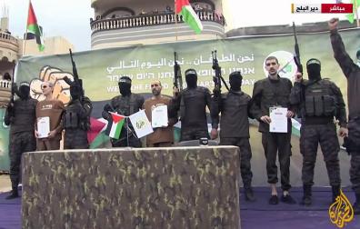 Imagen de televisión del acto en el que han sido liberados tres rehenes israelíes
