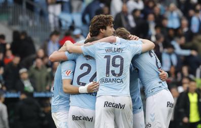 Los jugadores del Celta de Vigo celebran su tercer tanto ante el Real Betis durante el partido de Liga celebrado, este sábado, en el estadio Balaídos de Vigo
