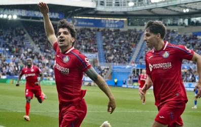 Arrambarri (Getafe) celebra su gol en Mendizorroza