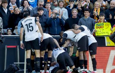 Los jugadores del Valencia hacen piña y felicitan a Diakhaby tras su gol