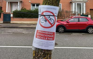 Los carteles, colocados hace días