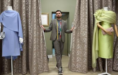 Miguel Biurrun López, de 25 años, posa en su atelier en la calle Felipe Gorriti de Pamplona junto a dos de sus diseños de invitada.