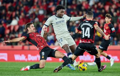 Enzo Boyomo pelea el balón ante los mallorquinistas Abdón Prats y Dani Rodríguez en el partido del lunes