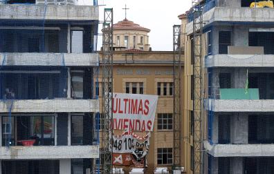 En primer plano, los dos bloques de vivienda libre de la promoción de Maristas. Al fondo, el antiguo colegio