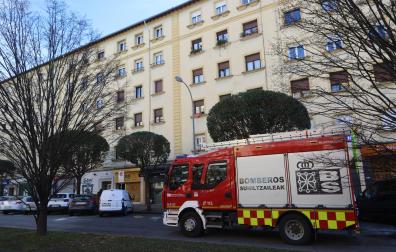 Un camión de bomberos del parque de Trinitarios durante la actuación en la calle Monasterio de Irache, en Pamplona