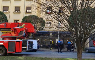 Bomberos intervienen en el incendio de un campana en el asador Irache, en Pamplona