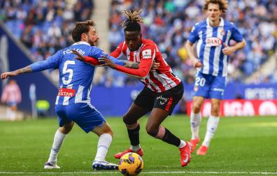 Nico Williams, que salió en la segunda parte y propició jugadas de peligro, trata de marcharse de Calero /