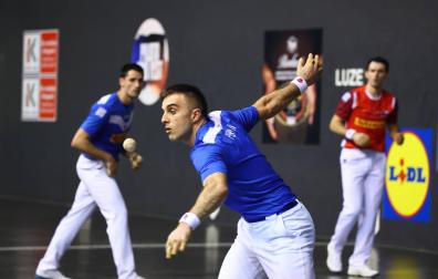 Jon Ander Peña ejecuta un saque en presencia de Albisu y Bikuña.