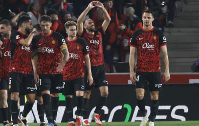 Muriqi dedica uno de sus goles tras recibir la felicitación de sus compañeros /