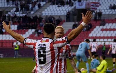 Los jugadores de la SD Logroñés celebran un gol ante la desolación del Subiza