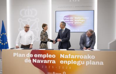 Jesús Santos, María Chivite, Manuel Piquer y Alfredo Sanz durante la firma del nuevo Plan de Empleo