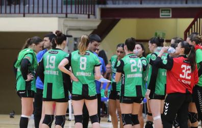Miguel Etxeberria, dando instrucciones a sus jugadoras en el Esperanza Lag de Elche