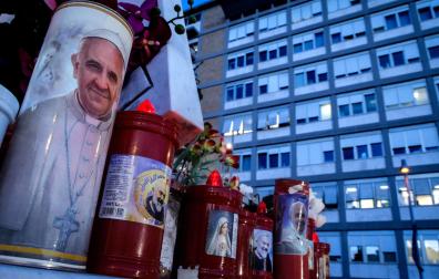 Velas en el exterior del hospital Gemelli