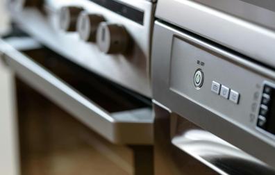 Un horno y una lavavajillas en una cocina