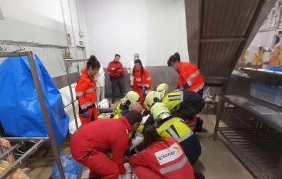Operario atendido por los servicios de emergencia