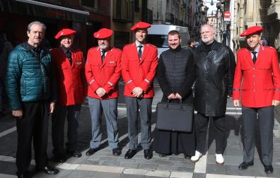 Ignacio Esparza Lezáun, nuevo capellán, con miembros de Policía Foral