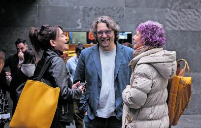 La consejera de Vivienda, Begoña Alfaro (izquierda), conversa con el parlamentario de Contigo Daniel López y la consejera Rebeca Esnaola