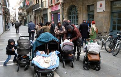 Las cuatro familias con sus hijos, este jueves en el centro de Pamplona