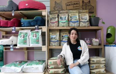 Almudena López, socia de Alma Animal junto a Maitane Aranguren, en el local ubicado en Mutilva Alta