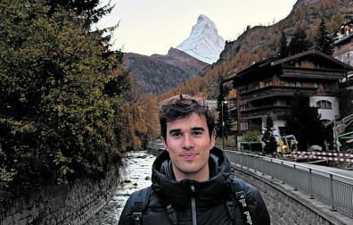 Lucar Olivar, en Zermatt (Suiza), con el monte Cervino al fondo