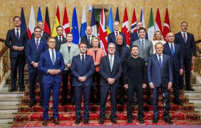 Foto de familia de las autoridades reunidas en Londres con motivo de la cumbre por Ucrania /