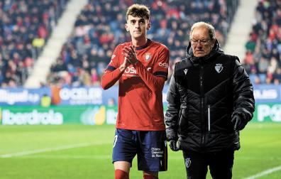 Aimar Oroz se retira lesionado junto al doctor Andrés Fernández /