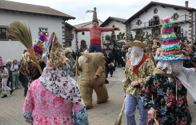 Ziripot avanza con parsimonia delante de Miel Otxin en el recorrido por Lantz.
