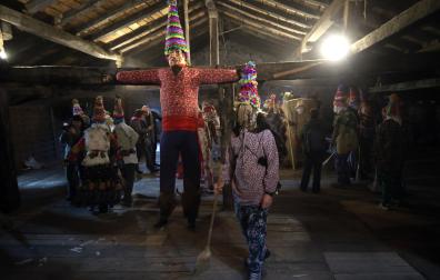 Apoyado en las vigas de la bajocubierta de la posada de Lantz, la figura de Miel Otxin.