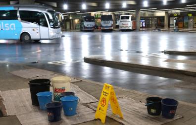 Los cubos para recoger las goteras que provocan las filtraciones se han convertido en un elemento más de la estación de autobuses de Pamplona