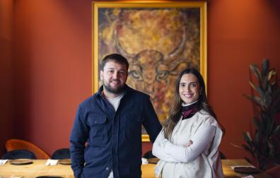 Alberto García Fernández y Lucía Álvarez Alonso, los fundadores de Berty’s burger, en una de sus hamburgueserías