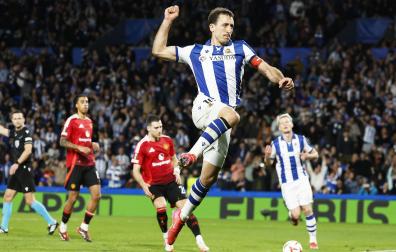 Mikel Oyarzábal celebra el tanto del empate tras batir desde los once metros a Onana /