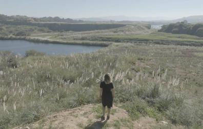 Monika Aranda observa un campo con gran presencia de plumeros de la Pampa